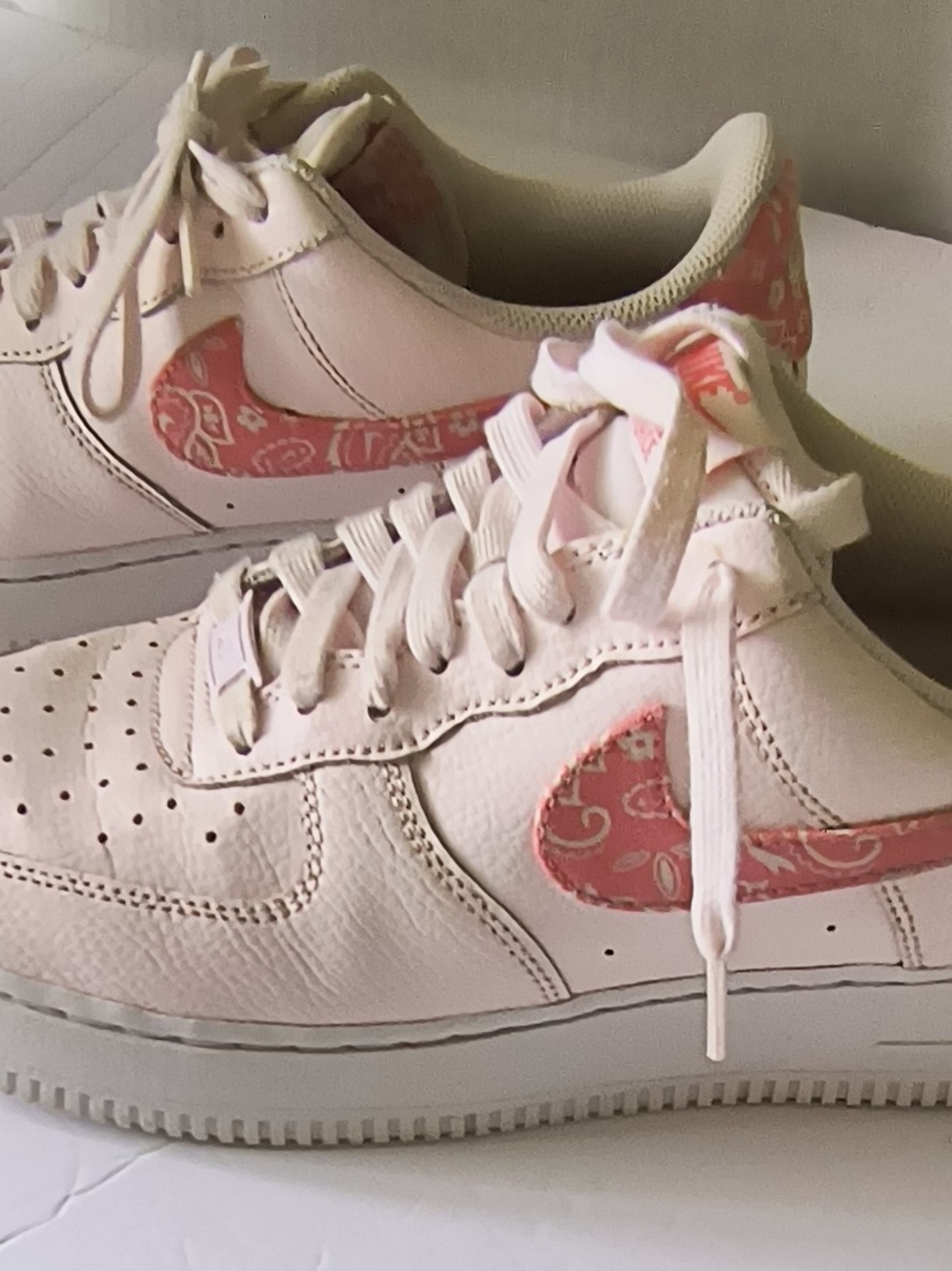 Nike Women’s Light Pink Low-Top Sneakers with Patterned Pink Swoosh